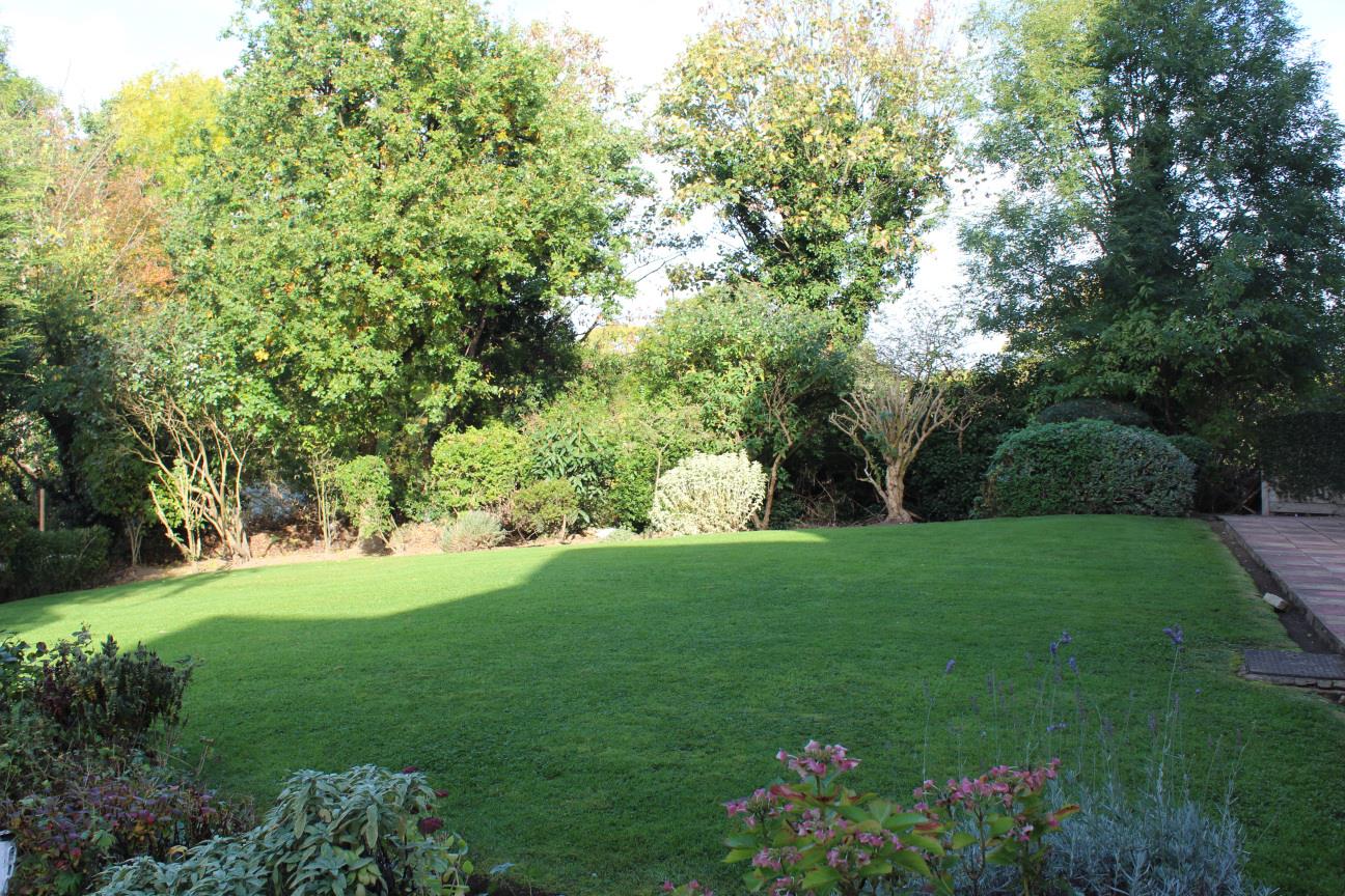 1 bed property in Holden Road, London